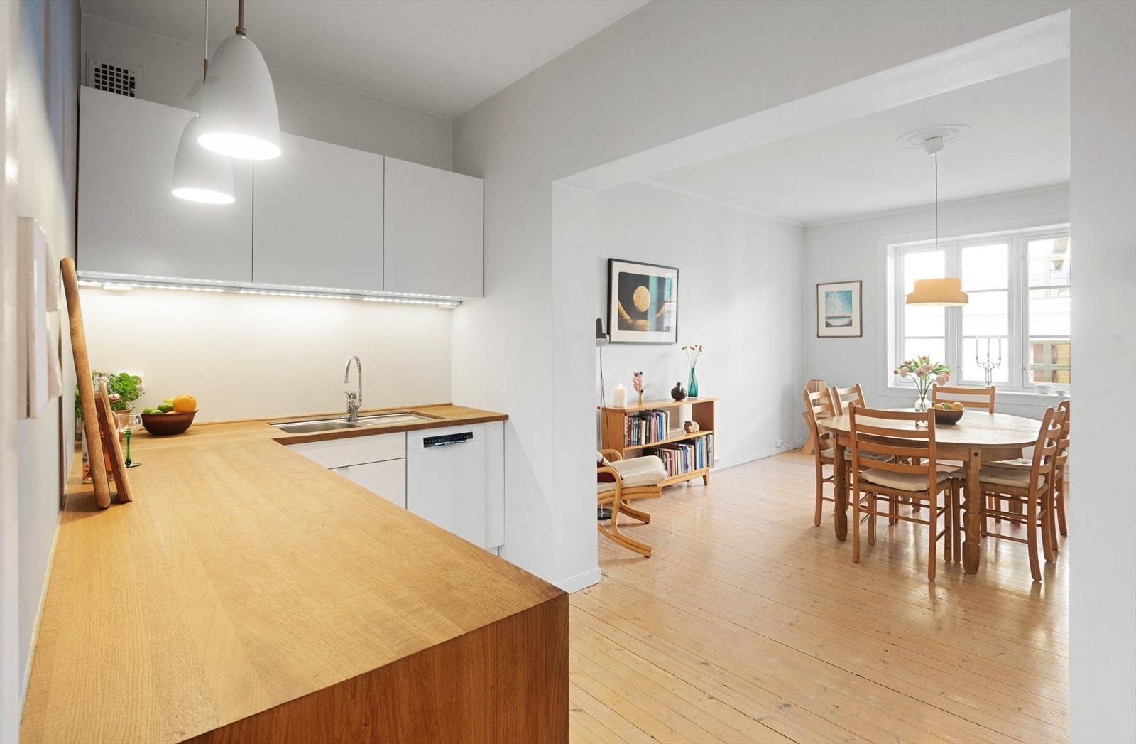 Leiligheten har et lyst og delikat kjøkken som ligger en fin og sosial åpen løsning med spisestuen Galleribilde