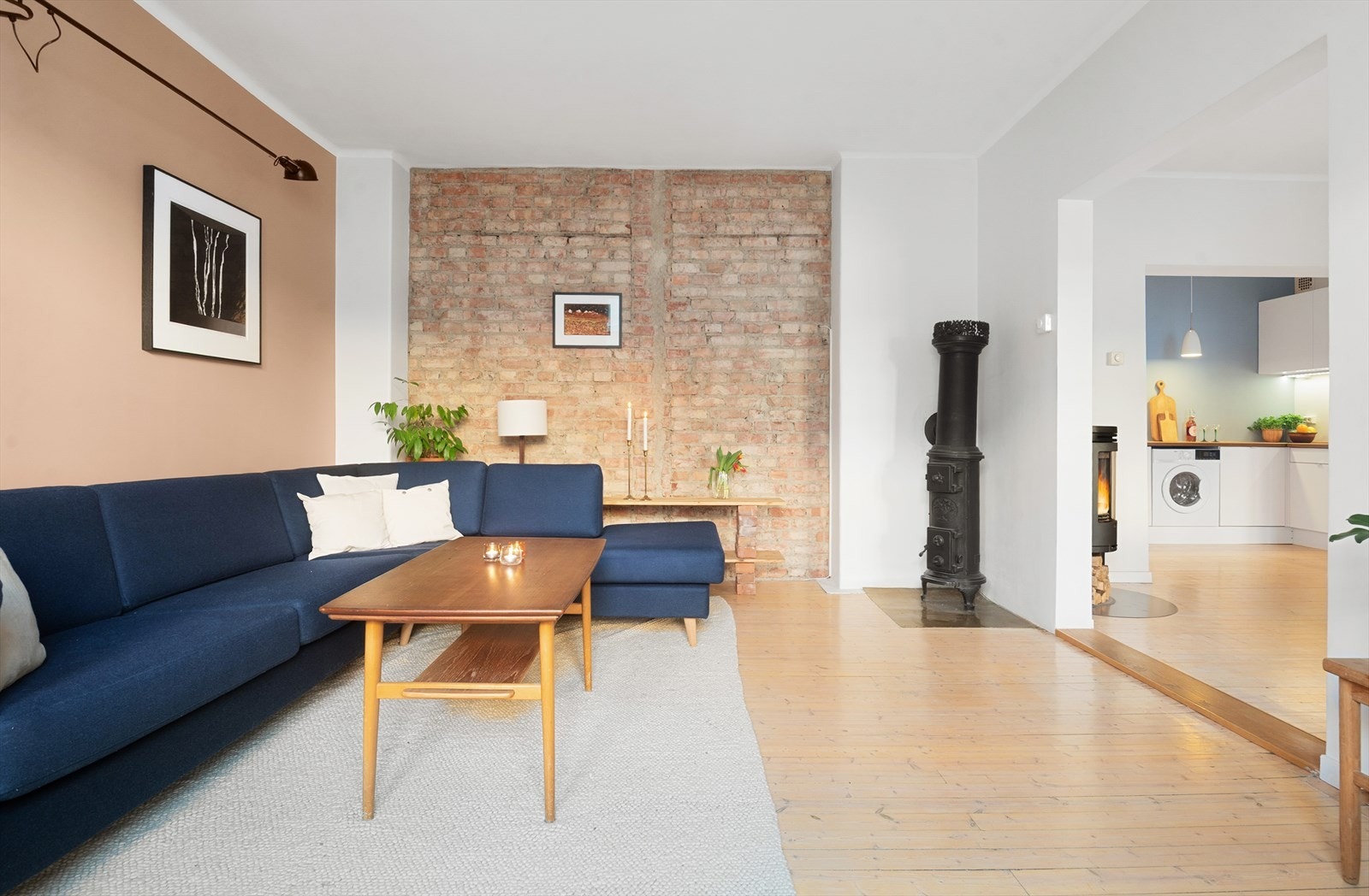 Her er det også peis - en klassisk detalj som løfter rommet Galleribilde