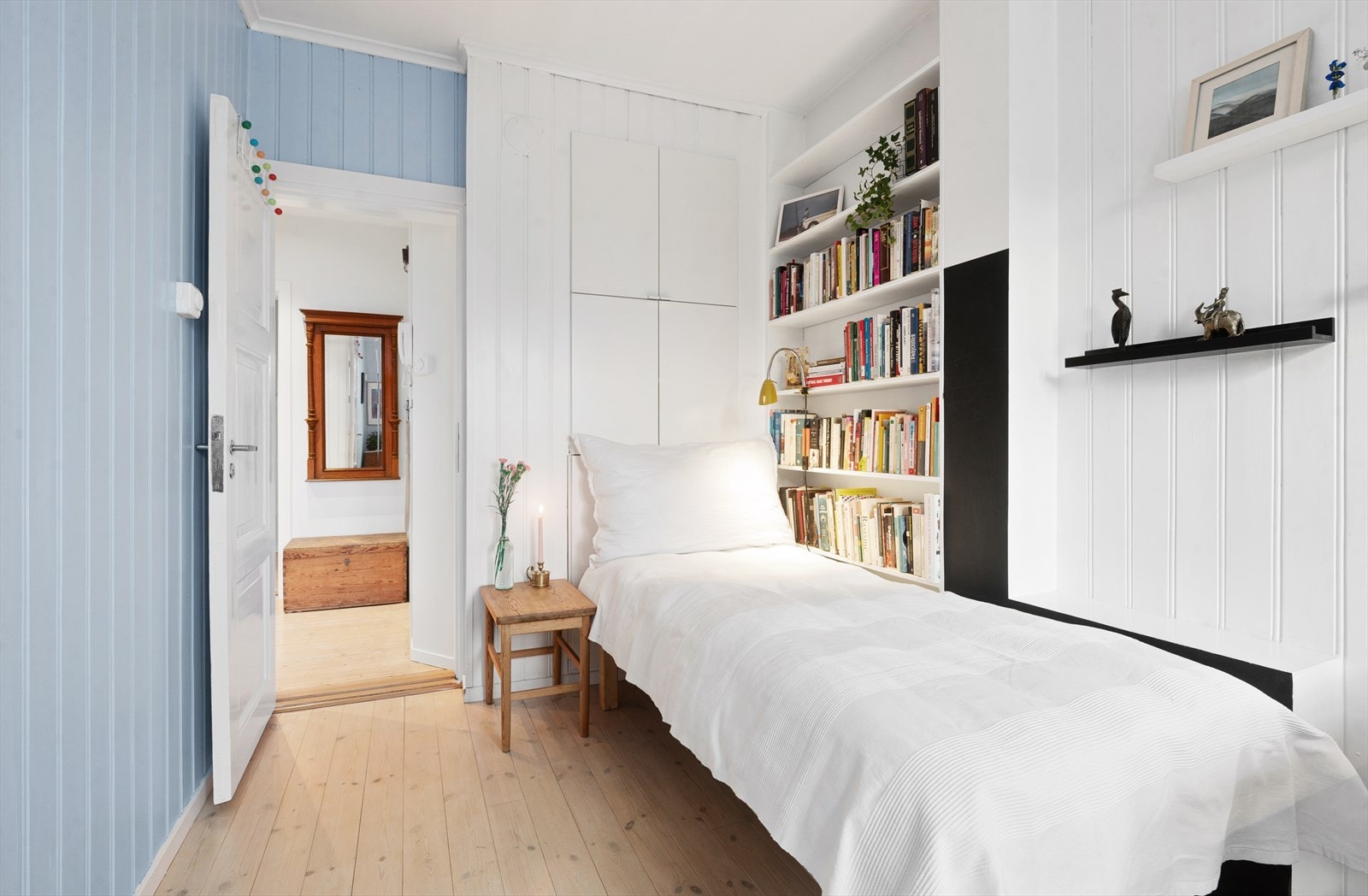 Det er plass til seng, kontorpult og garderobeløsninger, og rommet passer derfor perfekt som barnerom, gjesterom eller kontor Galleribilde