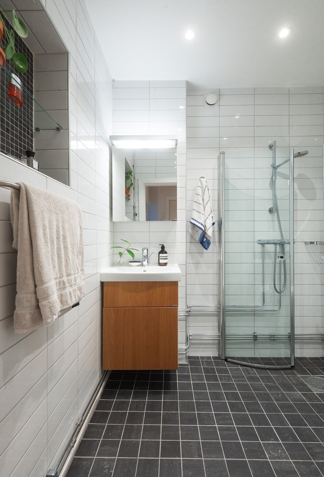 Speil og belysning over servant Galleribilde