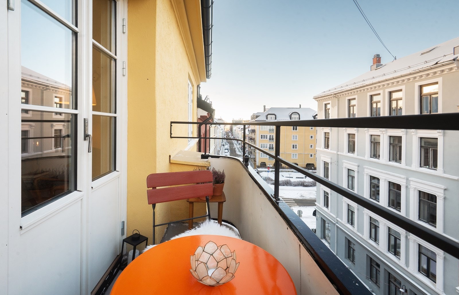 På balkongen kan du nyte ettermiddags/kveldssol Galleribilde