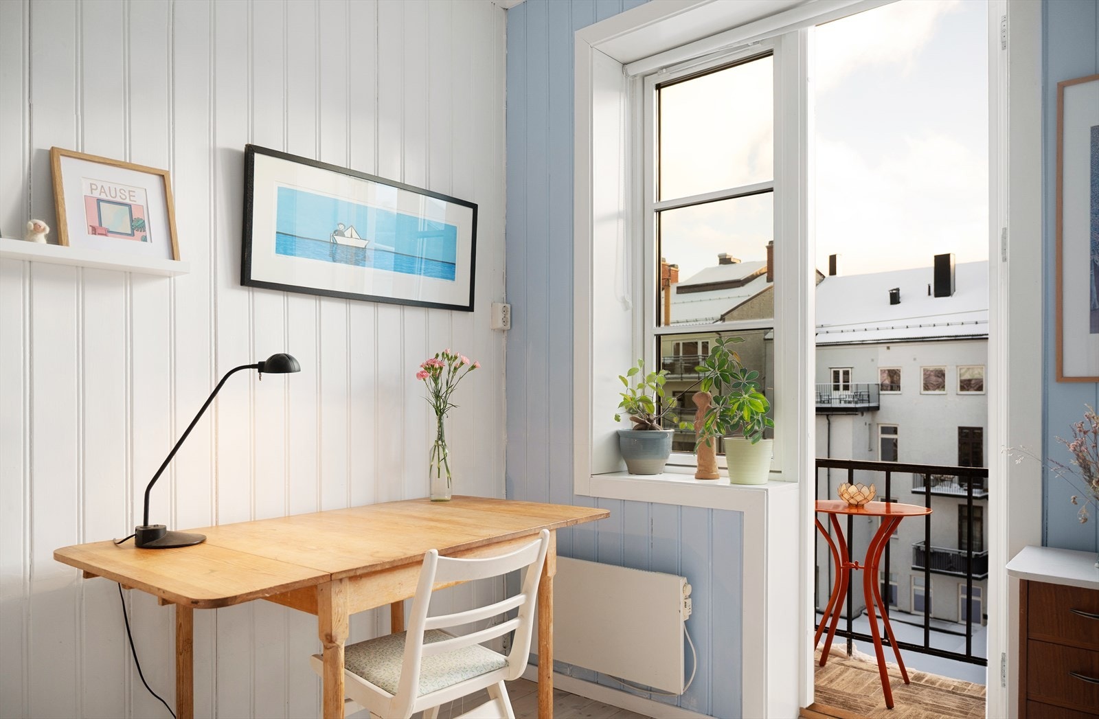 Fra soverommet har du utgang til en brannbalkong med morgensol som vender ut mot bakgården Galleribilde