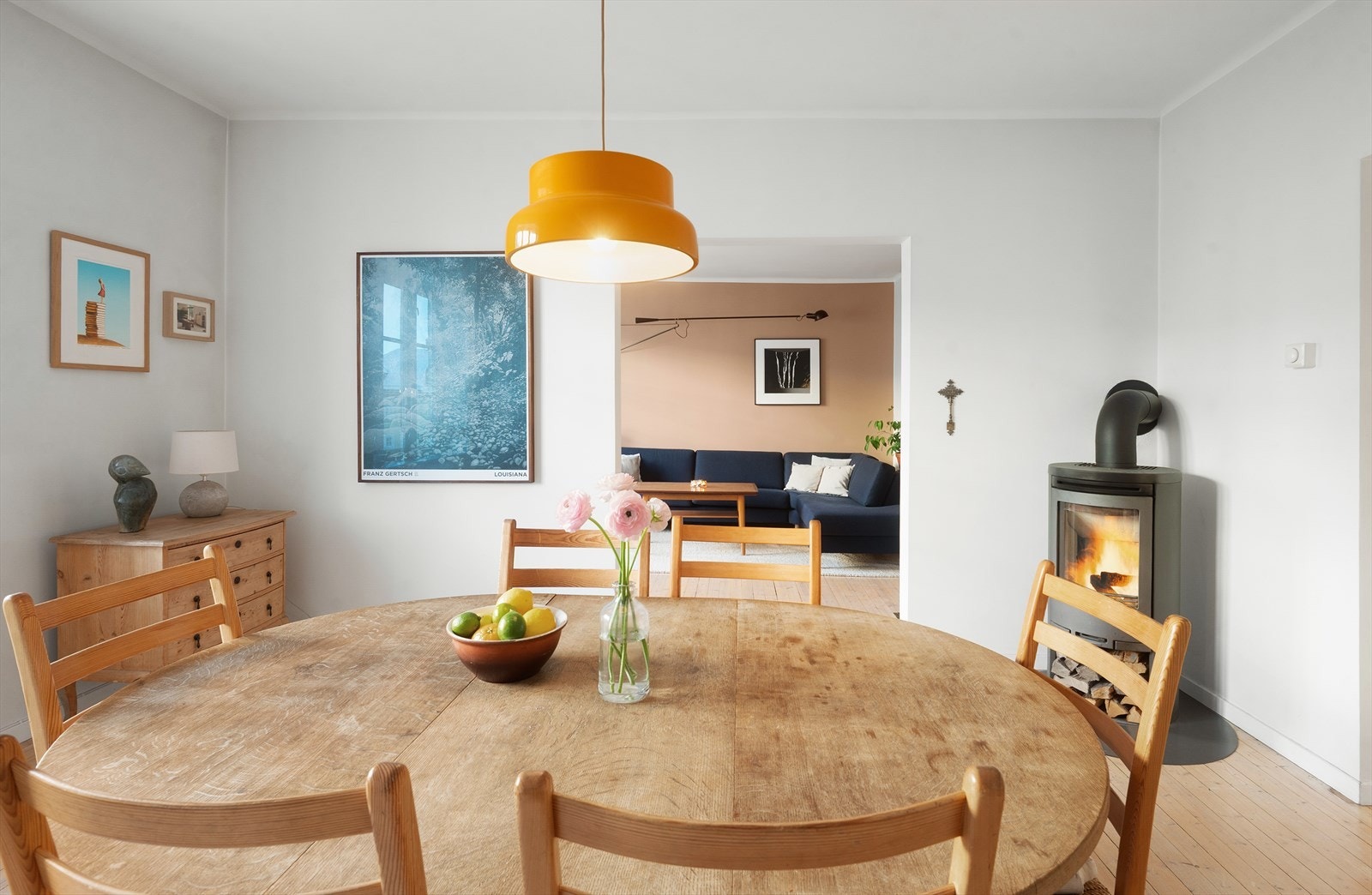 Stuen er det naturlige oppholdsrommet i et hjem, og i denne leiligheten har du to store stuer ved siden av hverandre Galleribilde