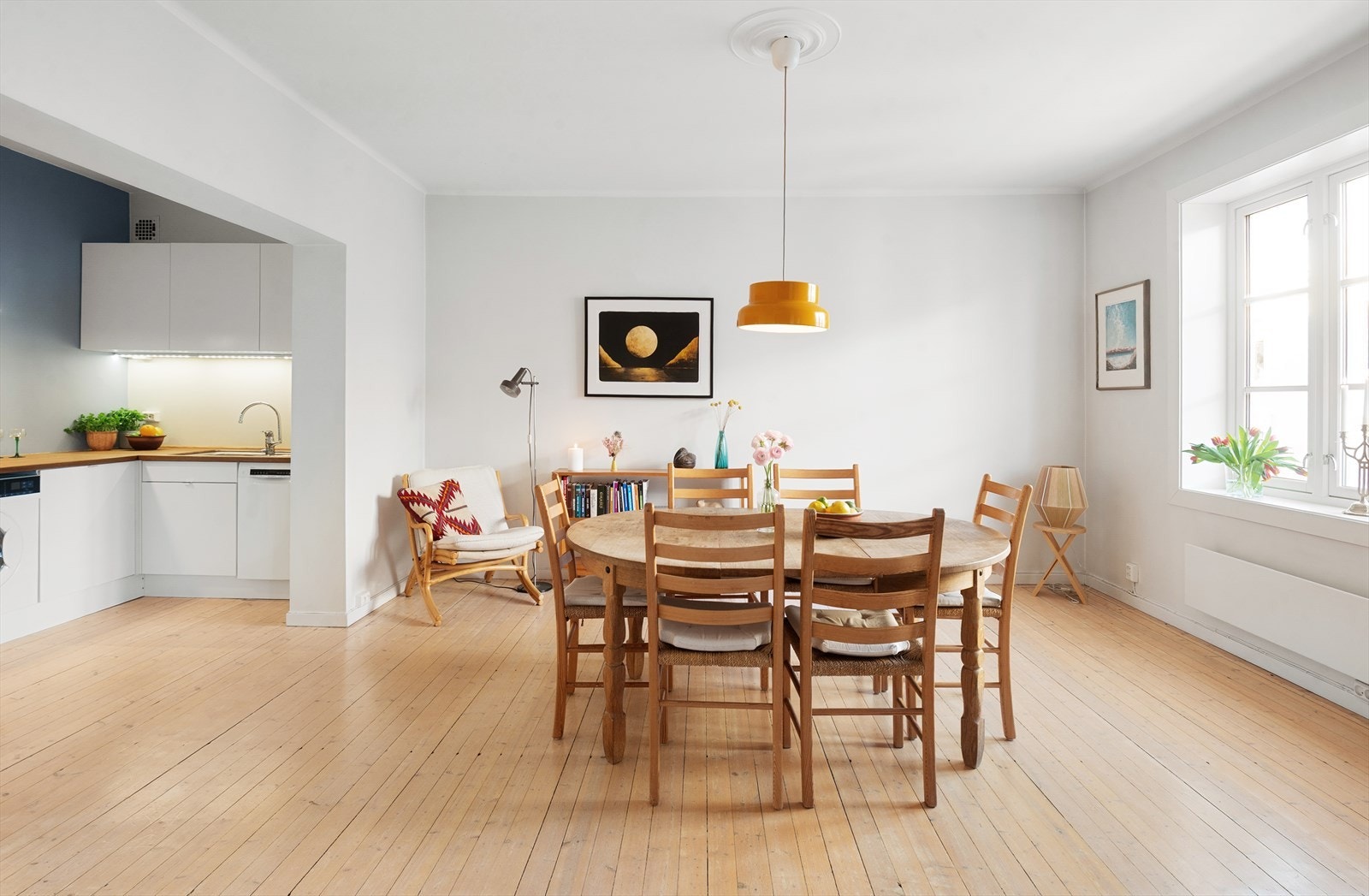 Beliggenheten i 5. etasje og med store vindusflater sørger for rikelig med naturlig lys Galleribilde