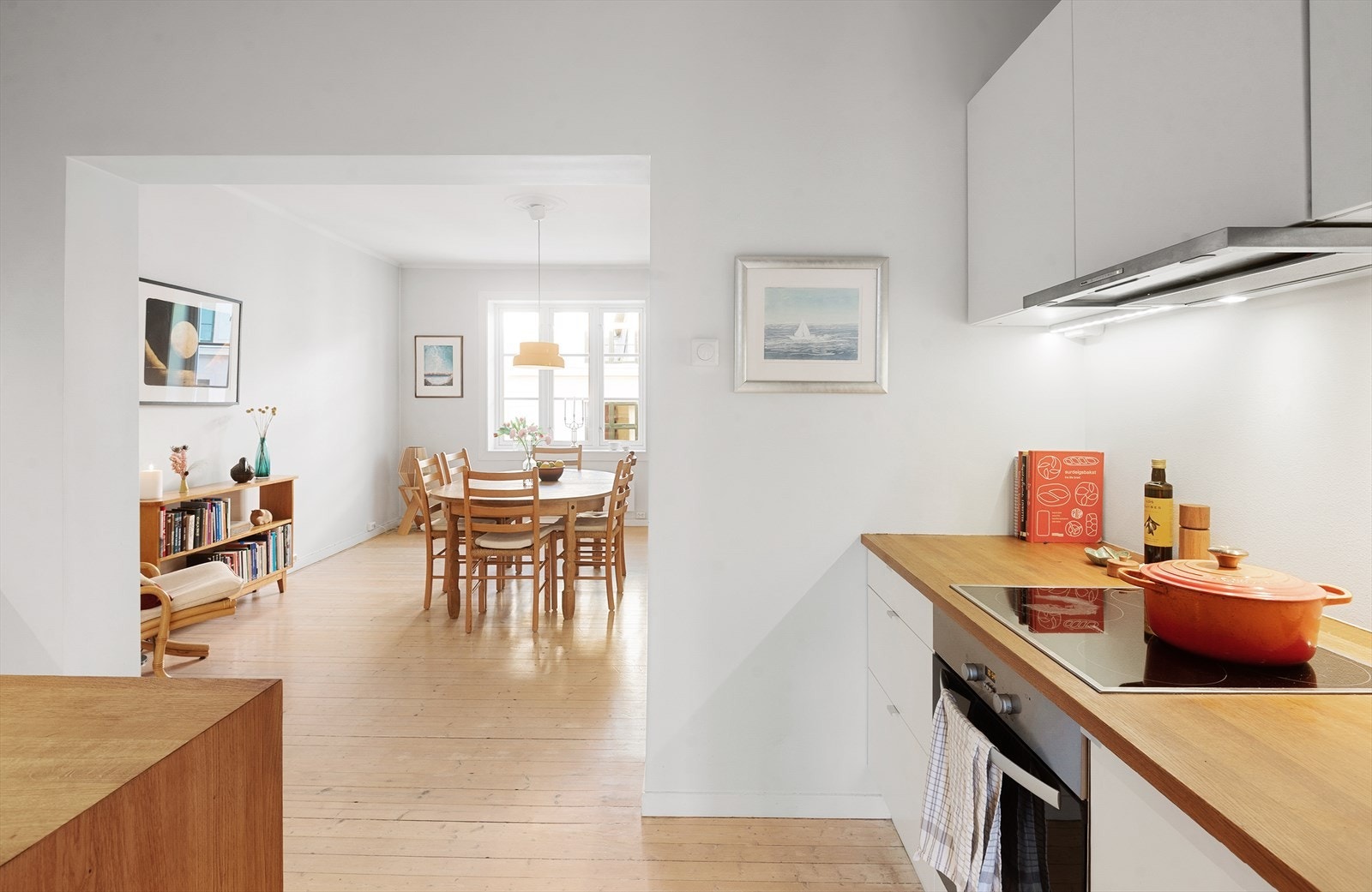 Vaskemaskin, oppvaskmaskin og frys er nye fra 2022. Alle hvitevarene er integrerte og medfølger i handelen Galleribilde