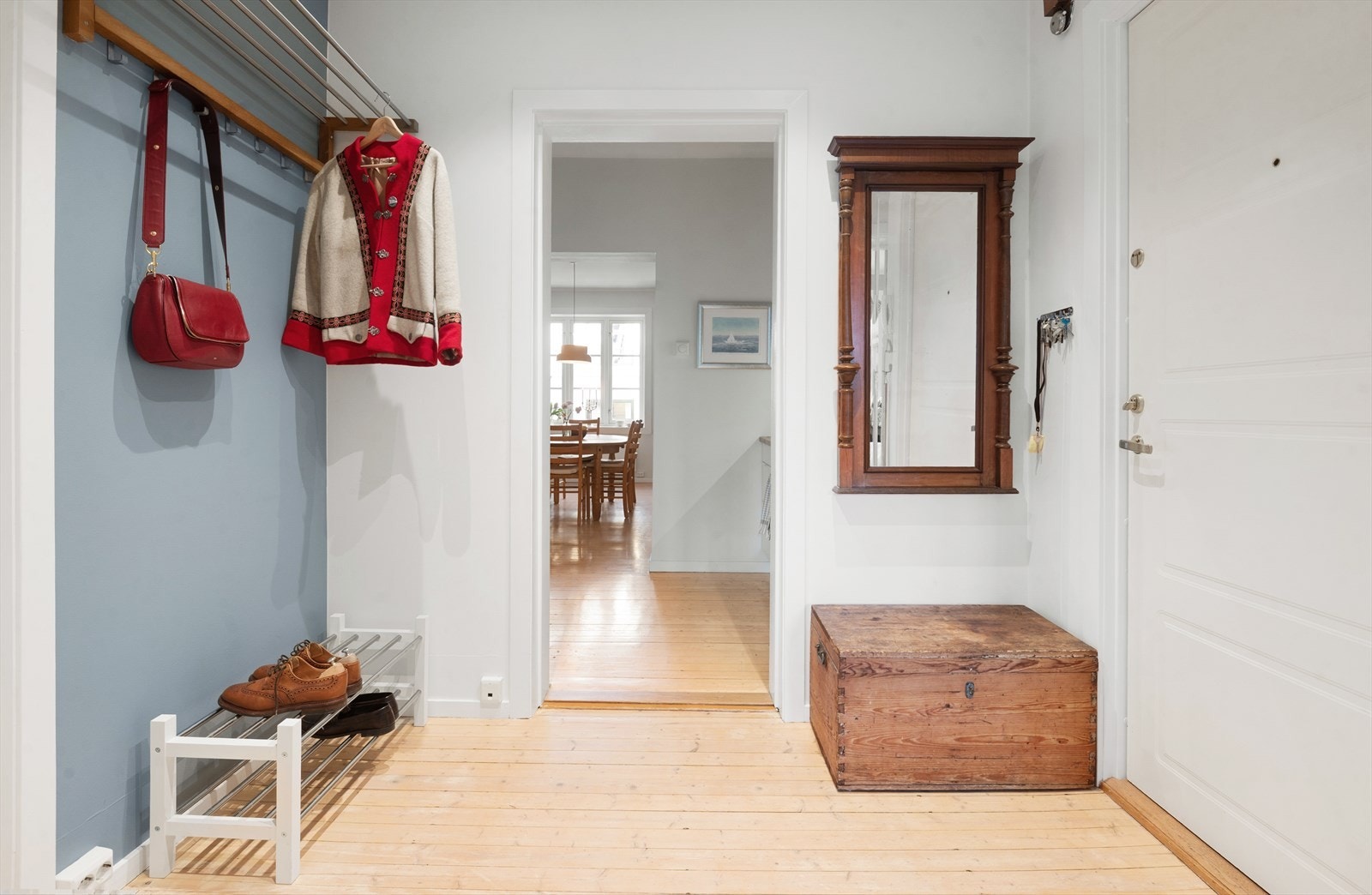 Lys og innbydende entré med god plass til sko og yttertøy Galleribilde