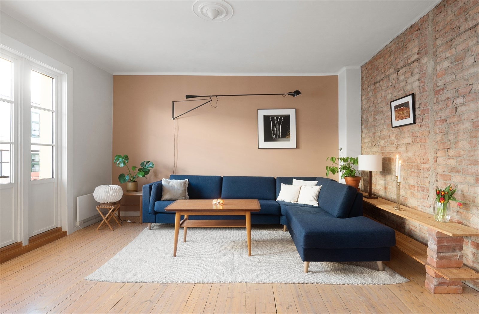Nydelig kombinasjon med flotte originale detaljer som lyse tregulv og en lekker teglsteinsvegg, med moderne standard på overflater Galleribilde