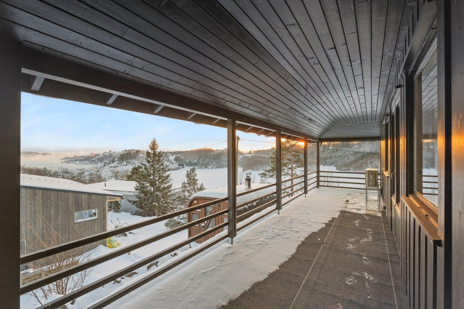 Utsikt fra terrassen og ned på Melsomvikstranda Galleribilde