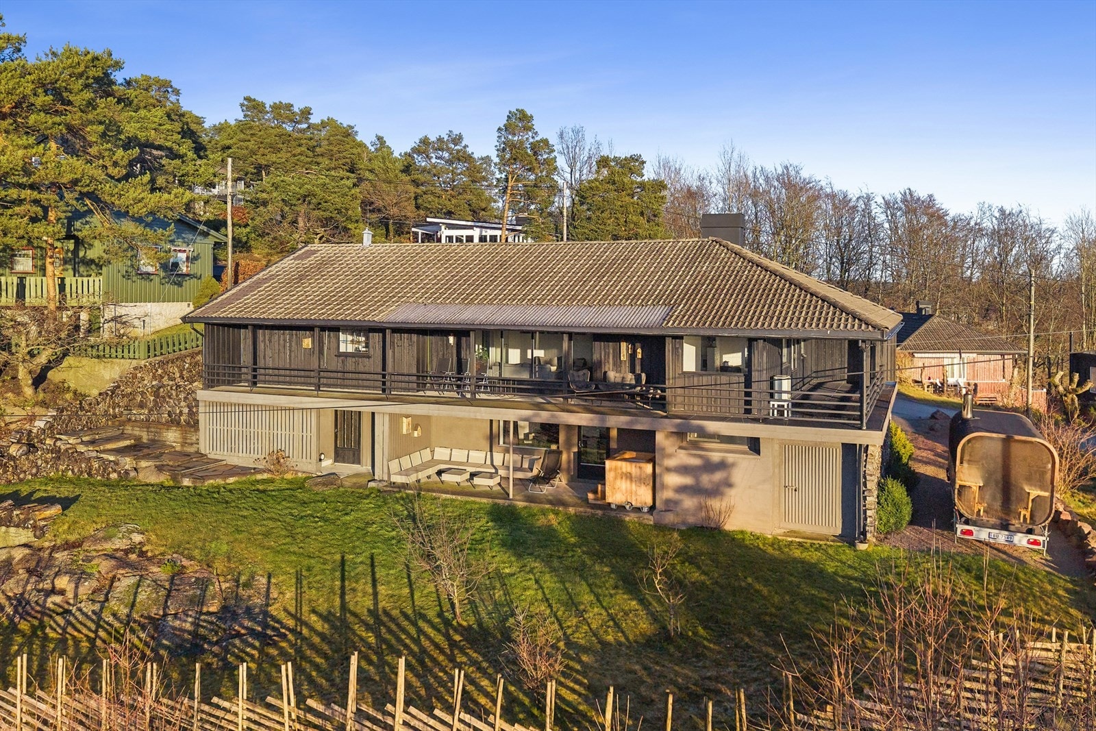 Fra boligen er det kort vei til Stokke sentrum med flere butikker, vinmonopol, apotek mm. Samt stokke stasjon som er prefekt for deg som evt skulle pendle Galleribilde