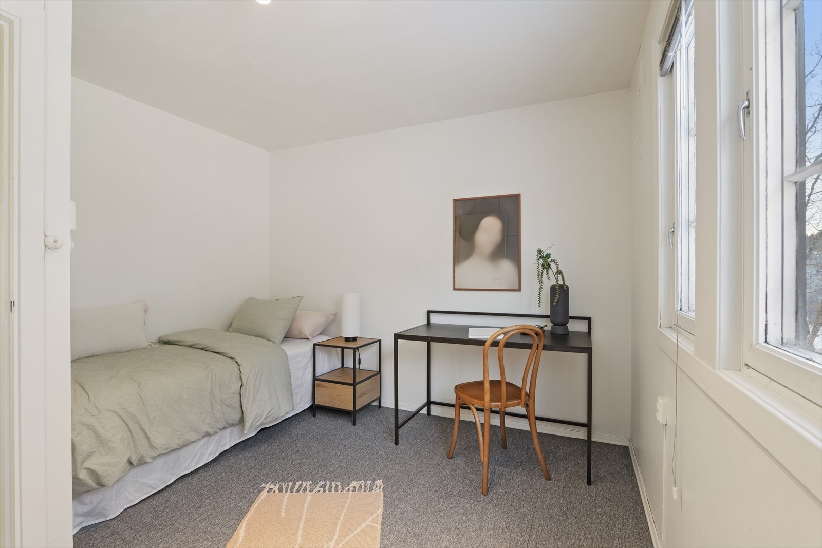 Soverom nr tre også her god plass til seng og garderobe samt skrivepult Galleribilde