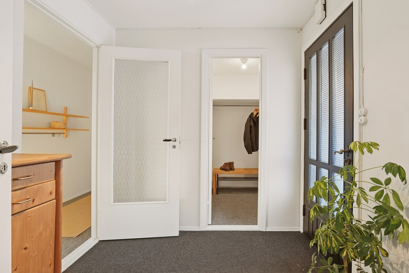 Praktisk garderobe også innenfor entreén slik at du alltid kan bli møtt med et ryddig førsteinntrykk Galleribilde