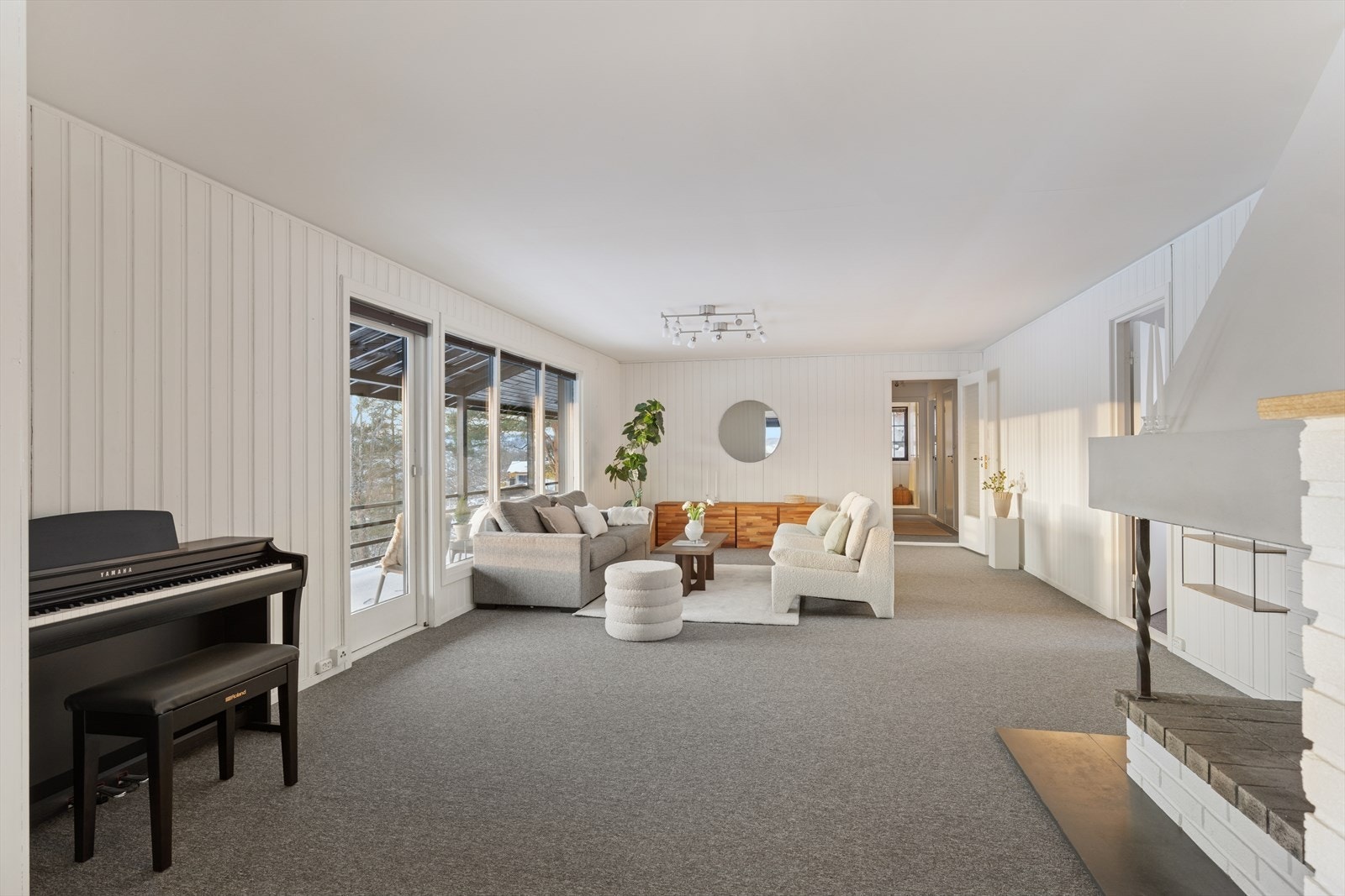 Gode møbleringsmuligheter og peis sørger for hyggelige ettermiddager Galleribilde