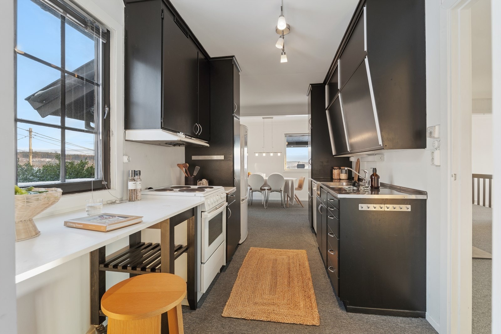 Inne er kjøkkenet eldre, men velfungerende og gir deg en perfekt mulighet for å sette ditt preg på boligen Galleribilde