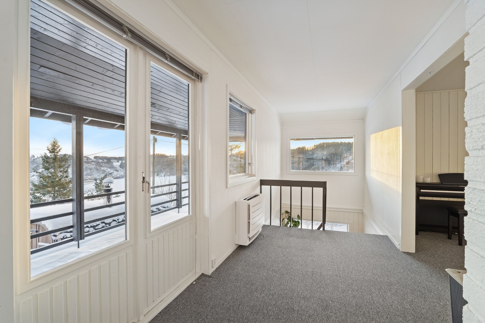 Fra stuen er det flere utganger til solrik overbygd terrasse Galleribilde