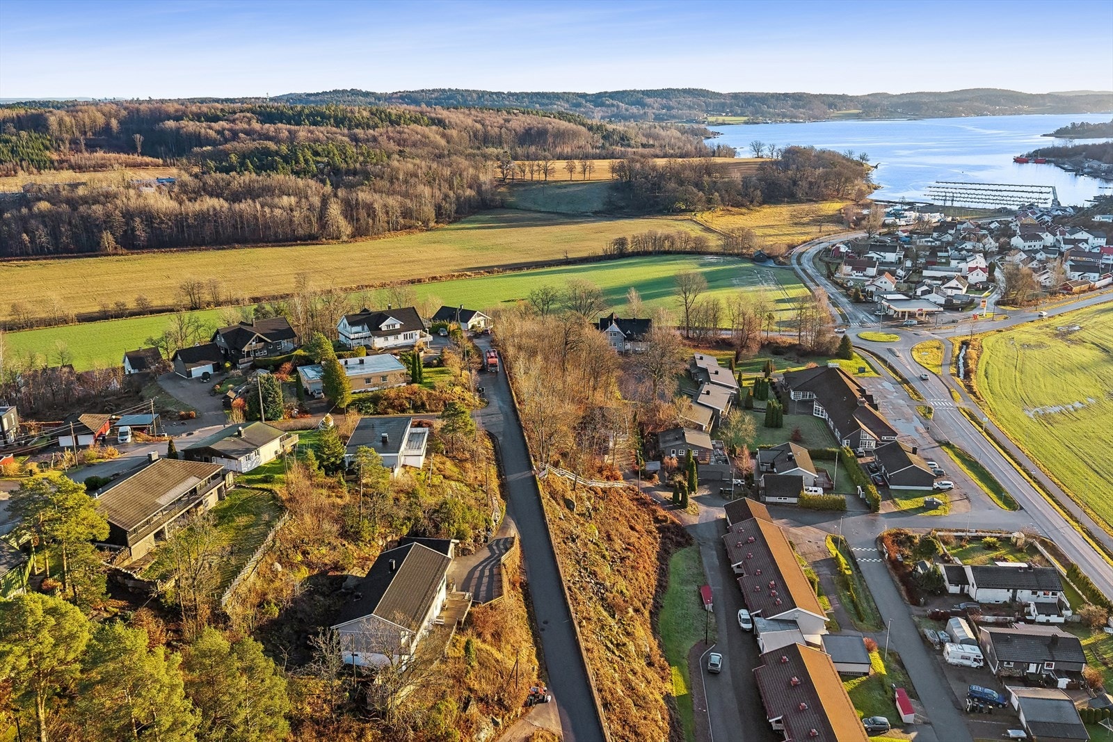 Fra boligen er det kort vei til skole, bhg og flotte turområder langs Melsomvik. Det er også kort vei til Melsomvikbadestrand. Galleribilde