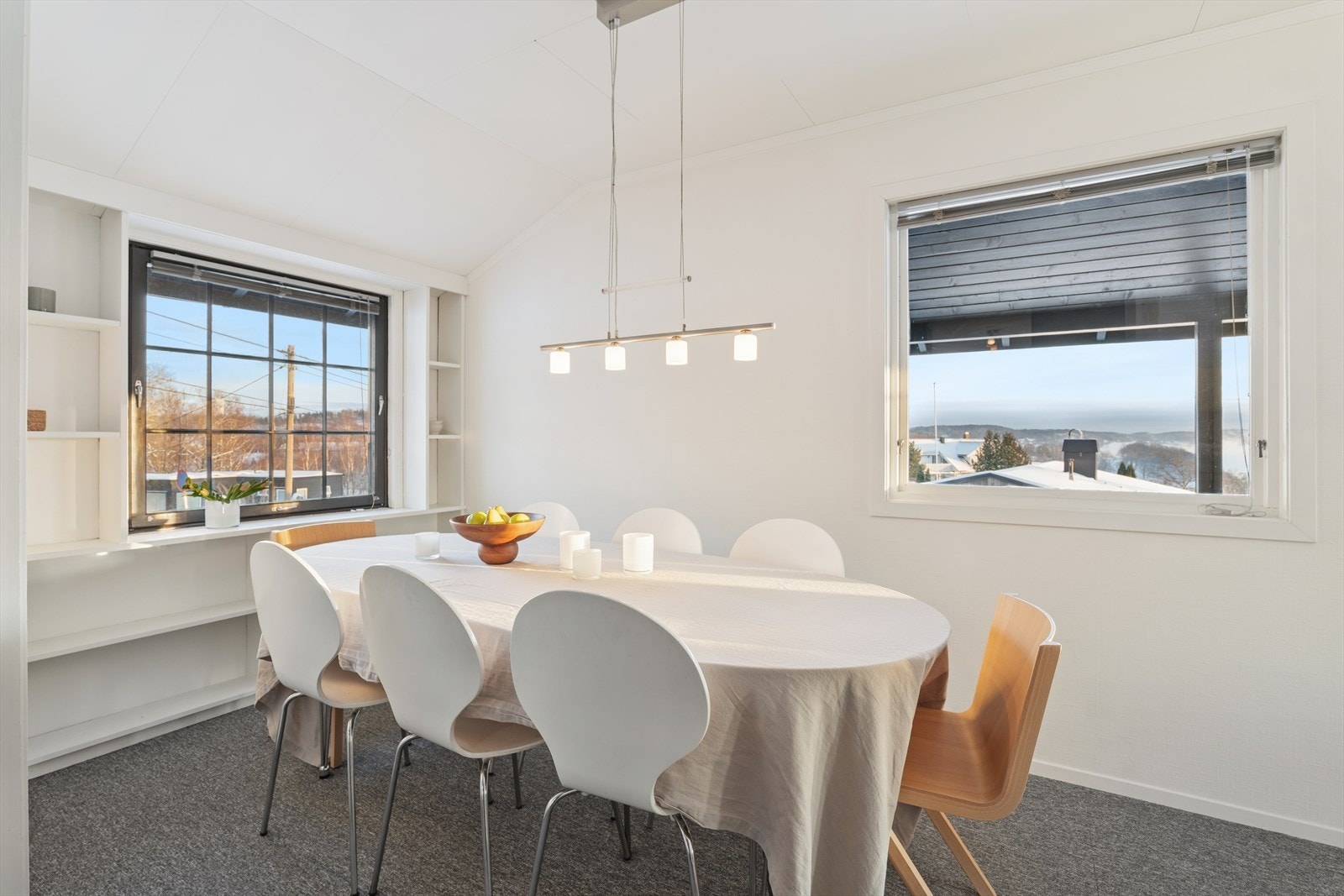 Stuen er delt opp slik at de ulike sonene finner sin naturlige plass, spisestuen ligger perfekt til fra kjøkkenet og innbyr til hyggelige måltider for hele familien Galleribilde