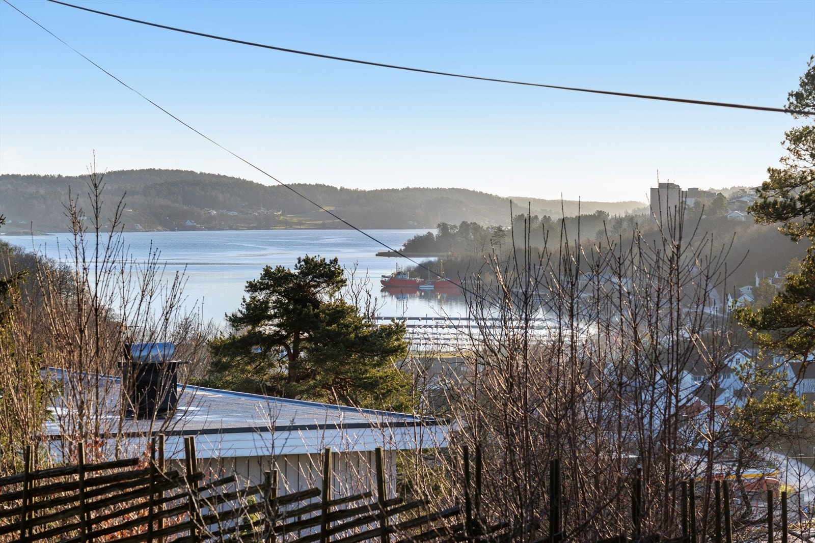 Boligen ligger flott til på et høydedrag med svært gode sol og utsiktsforhold Galleribilde