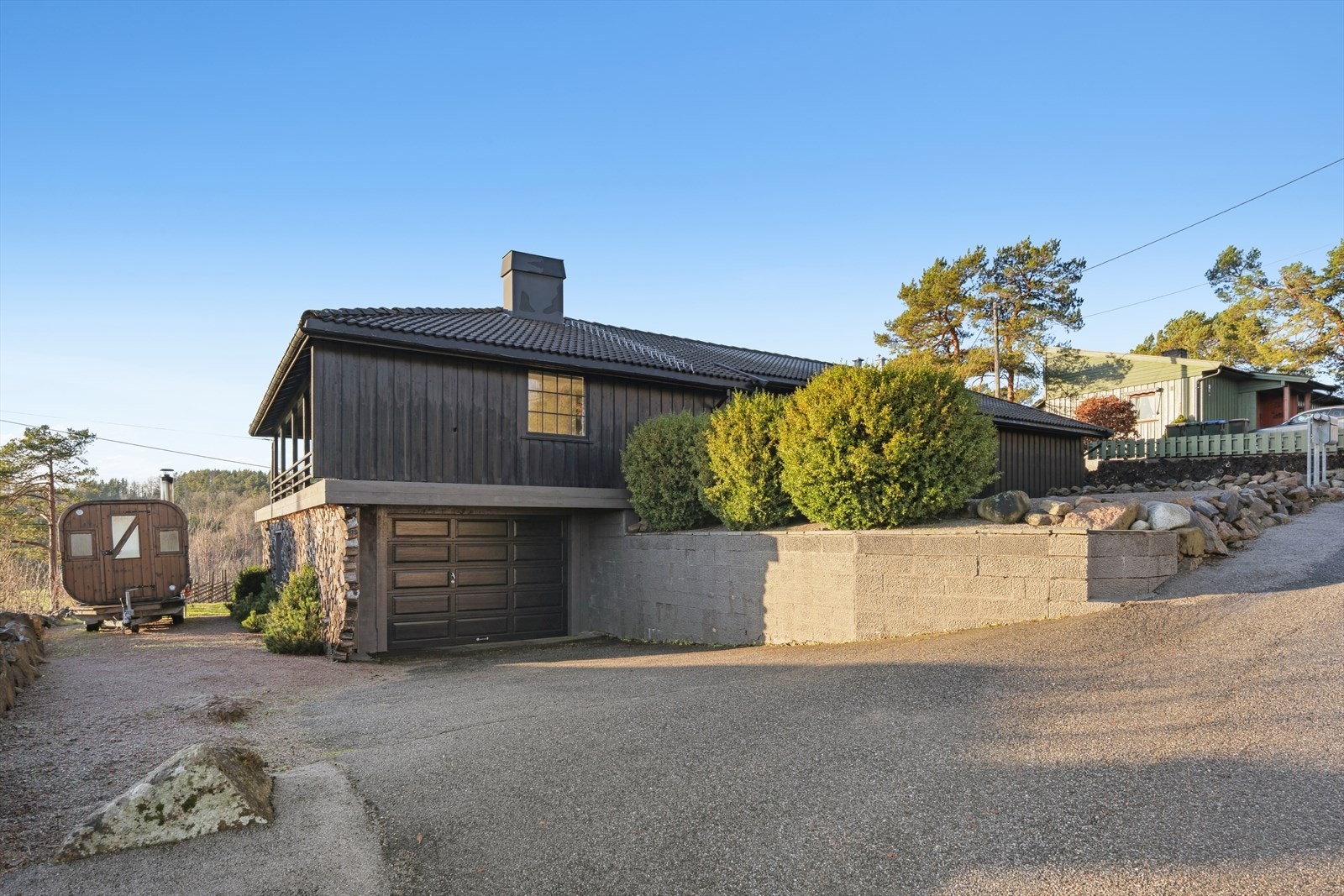 Separat garasje og godt med parkeringsmuligheter på tomta Galleribilde