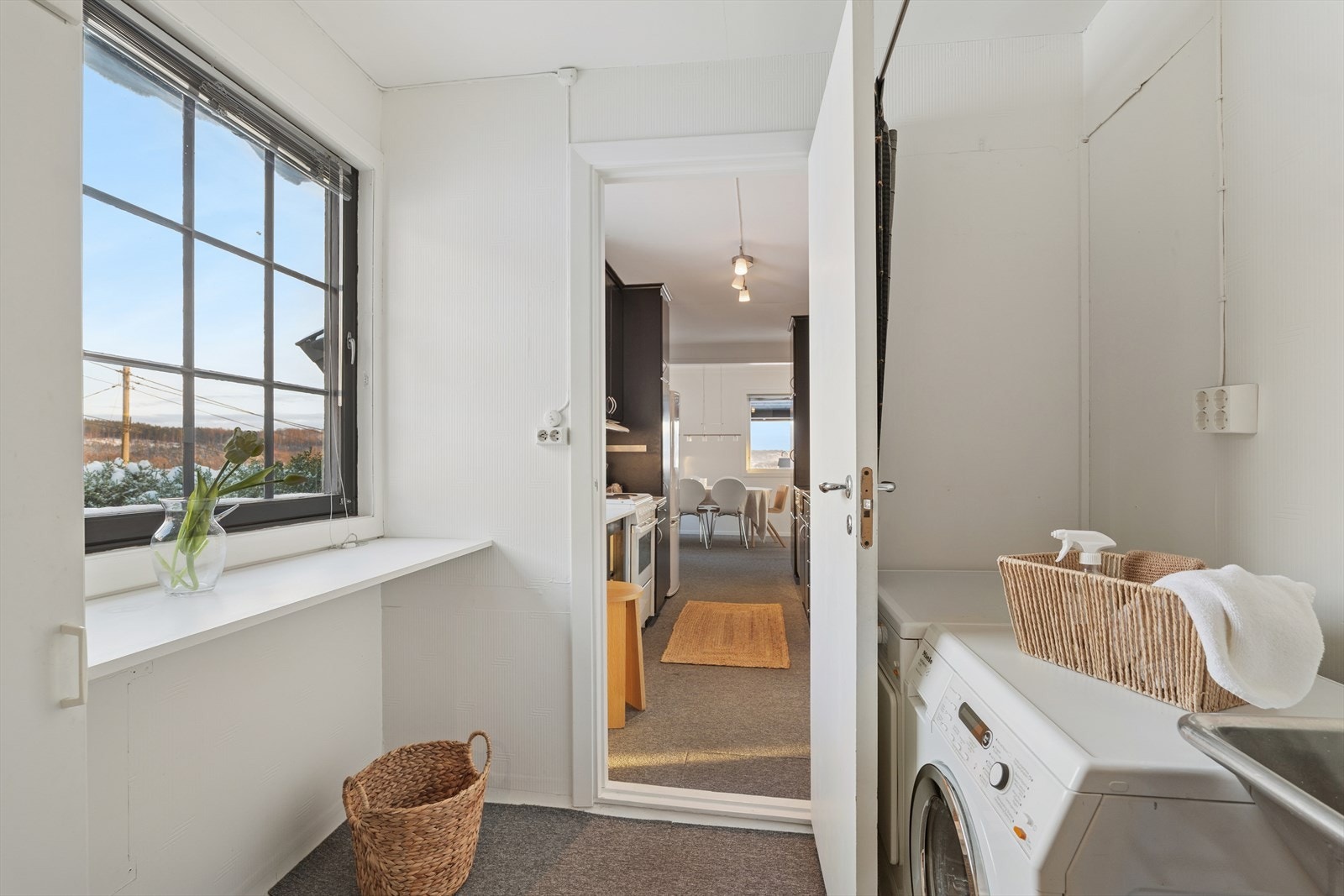 Vaskerom med opplegg til vaskemaskin og tørketrommel samt utslagsvask Galleribilde