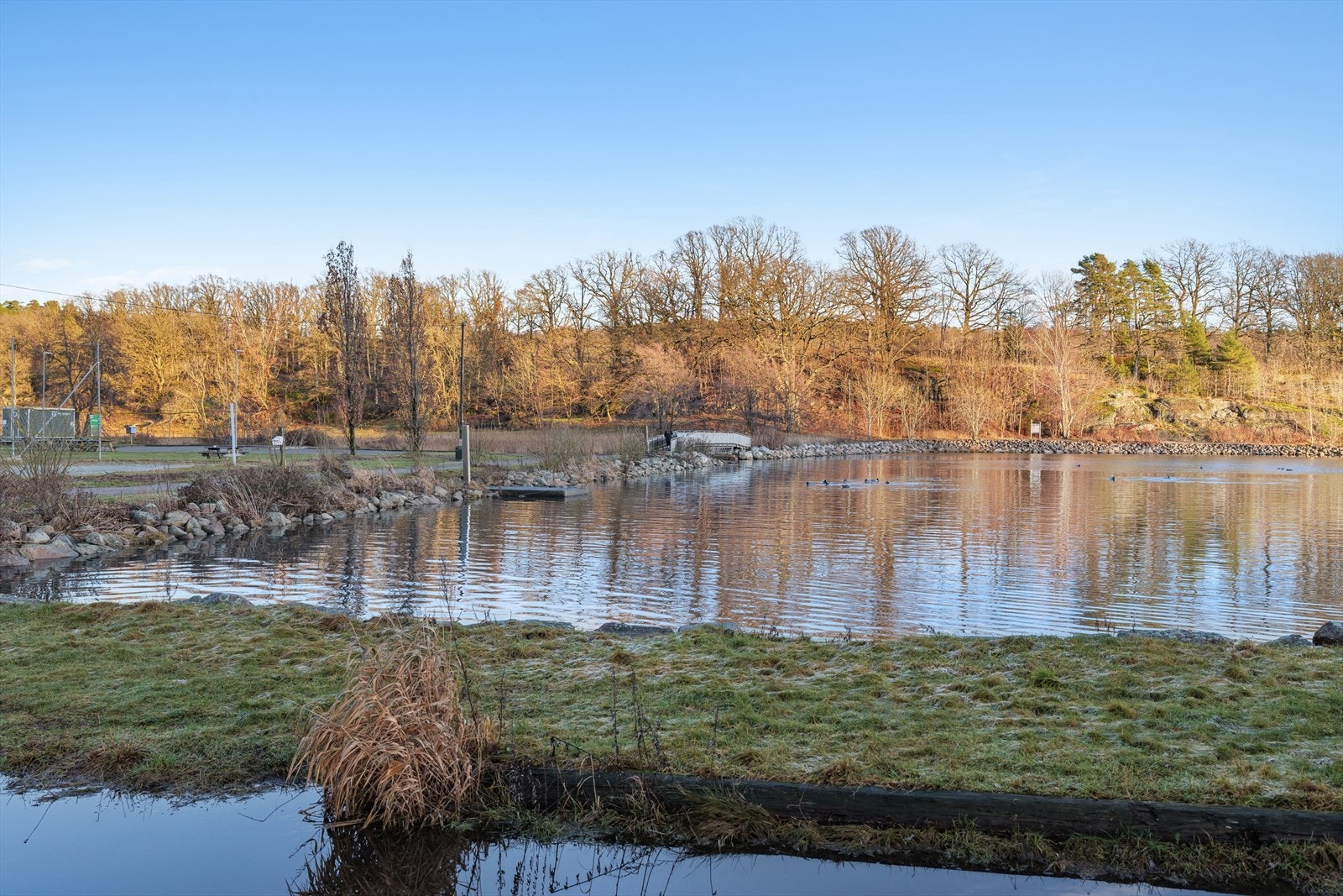 Melsomvikstranda fantastisk sted på sommeren med badestrand, sandvollyballbane, fotballbane og stupetårn Galleribilde