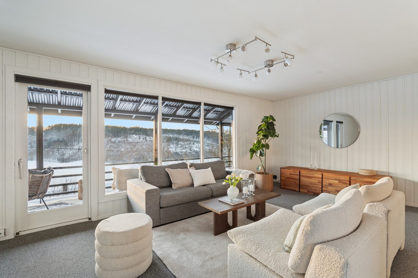 Stuen er lys og de store vindusflatene sørger for rikelig med lysinslipp Galleribilde