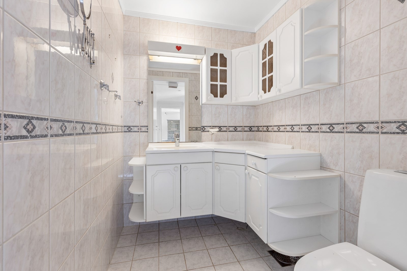 Badet i hovedetasjen er flislagt og har behagelig gulvvarme for ekstra komfort. Galleribilde