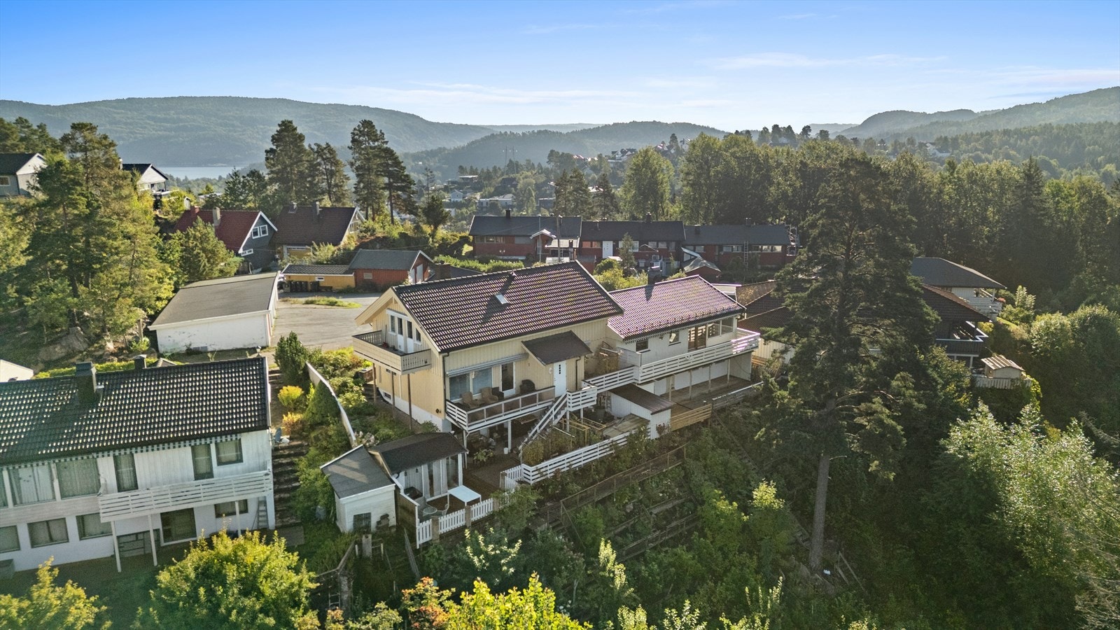 Her bor du med umiddelbar tilgang til skog, mark og den naturskjønne kyststien langs Oslofjorden. Galleribilde