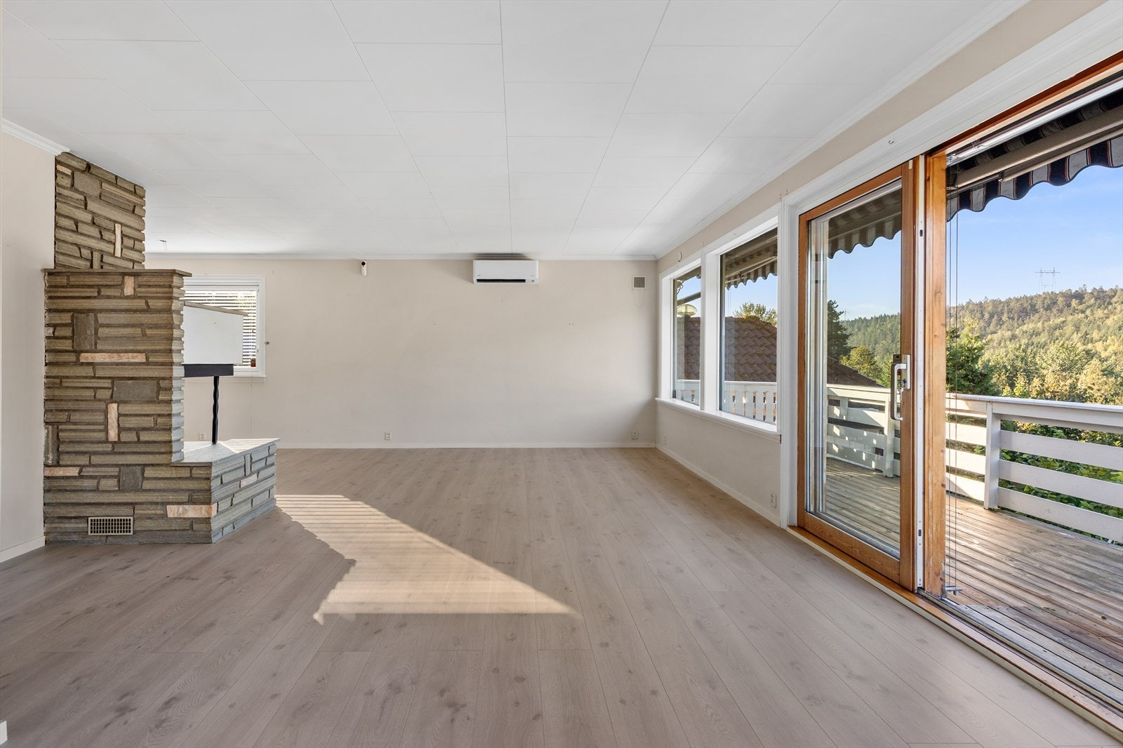 En skyvedør i stuen åpner opp mot en veranda på 23 m², som fungerer som en forlengelse av rommet. Galleribilde