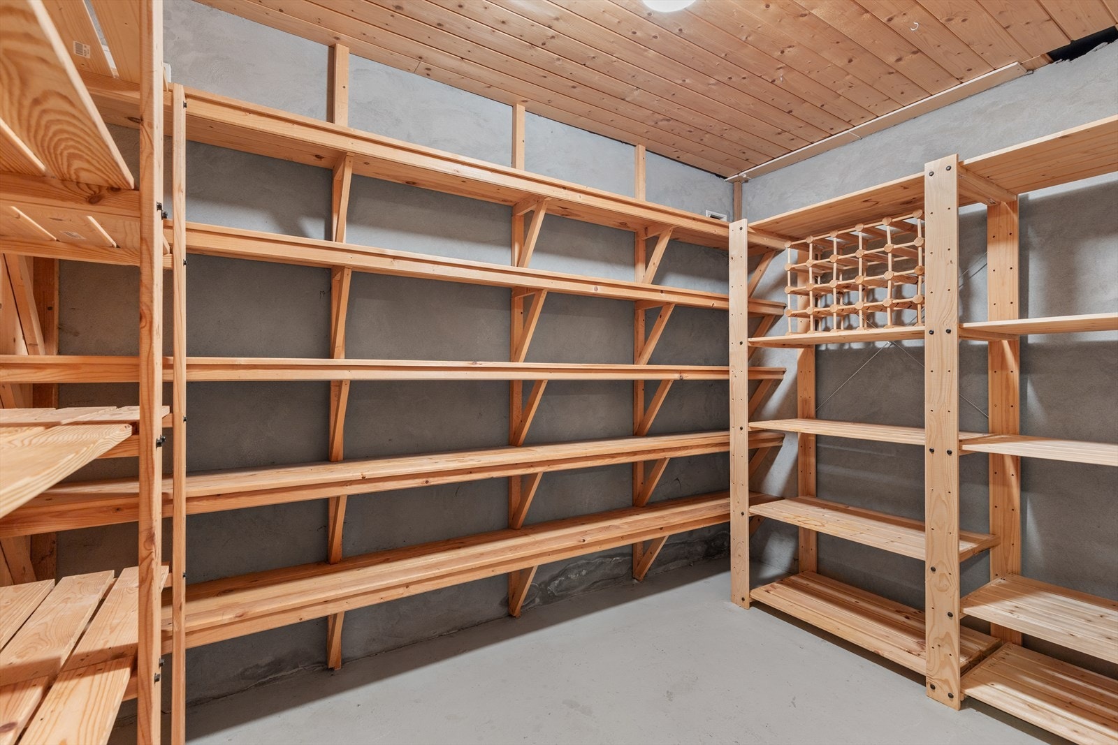 Boligen byr på rikelig med lagringsplass, blant annet i to separate boder i underetasjen. Galleribilde