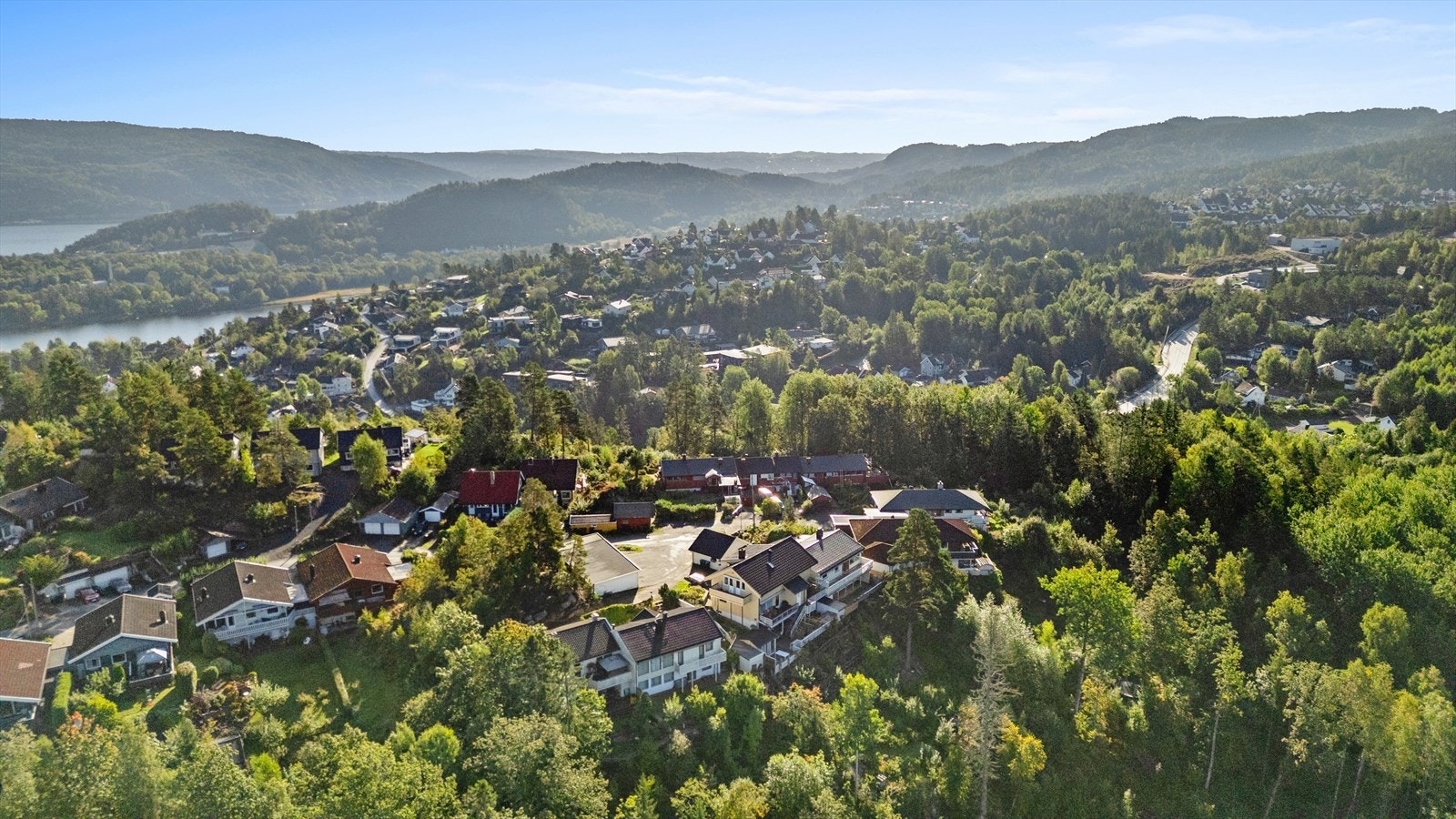 Hverdagen blir enkel med kort avstand til dagligvarebutikker som Kiwi og Coop Extra i Sætre sentrum. Galleribilde
