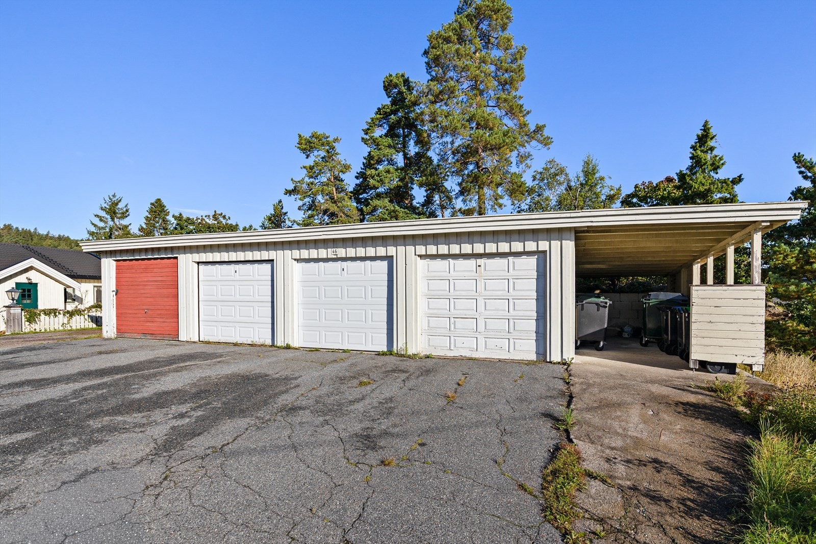 I tillegg medfølger en parkeringsplass i en felles garasjerekke. Galleribilde