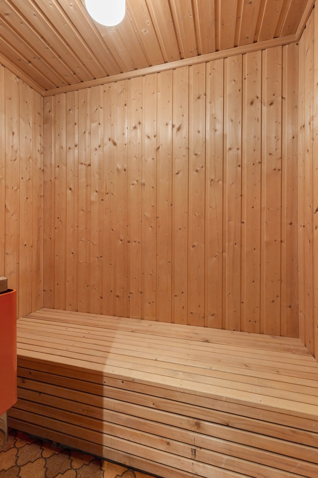 I tilknytning til badet ligger en klassisk badstue med elektrisk ovn, perfekt for avkobling. Galleribilde