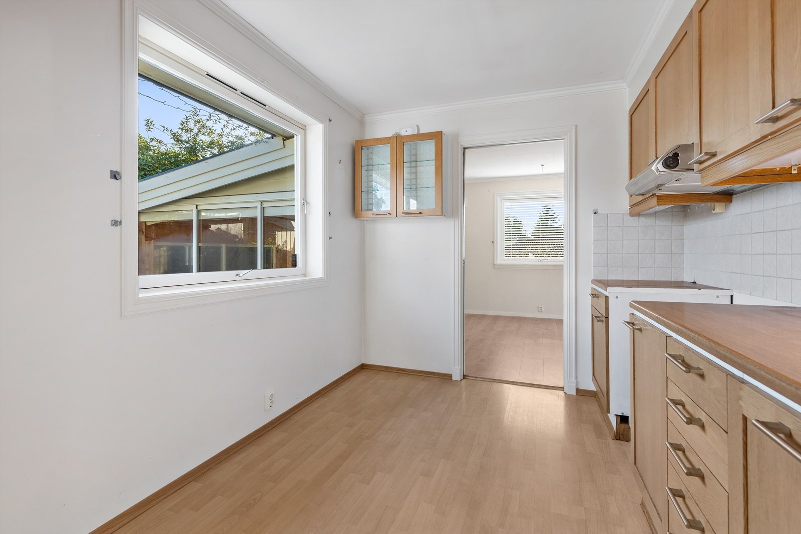 Kjøkkenet har godt med arbeidslys fra belysning under overskapene og er klargjort for oppvaskmaskin. Galleribilde