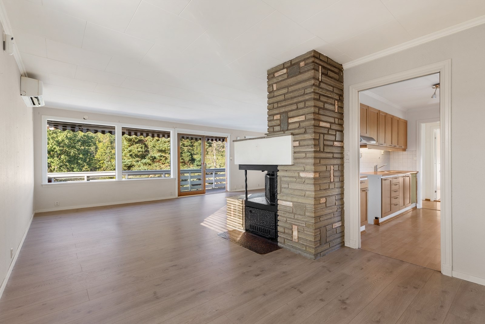 Stuen er et romslig samlingspunkt med en plassbygget elementpeis som gir en lun atmosfære. Galleribilde