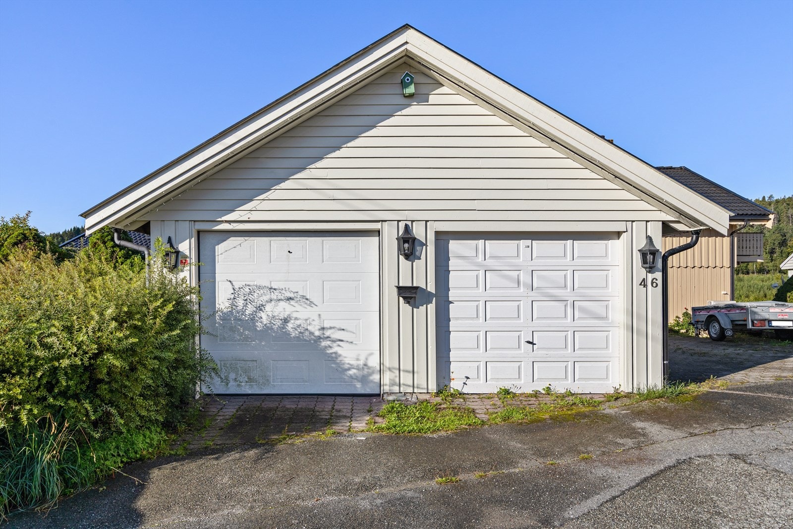 Eiendommen disponerer en carport i en dobbelgarasje/karport som deles med naboen. Galleribilde