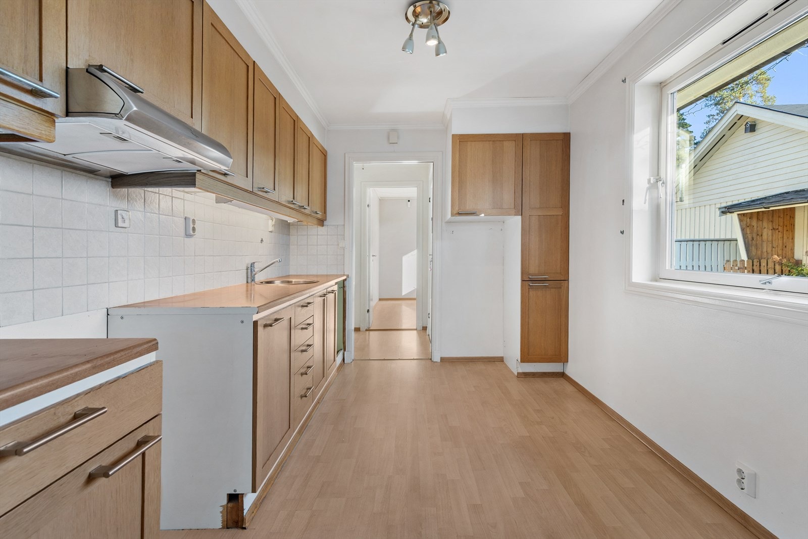 Funksjonelt IKEA-kjøkken med profilerte fronter og laminatbenkeplate. Galleribilde