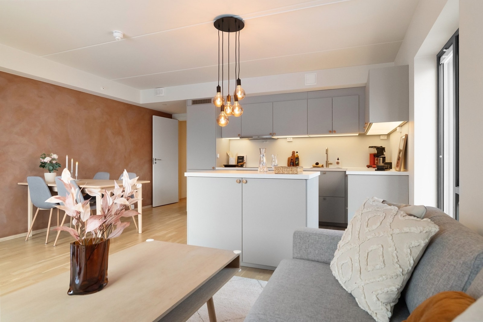 Benkeskapsbelysning og stikkontakter under overskap. Integrerte hvitevarer. Kjøleskap med frysedel, oppvaskmaskin og komfyr samt nedfelt platetopp tilkoblet komfyrvakt. Galleribilde