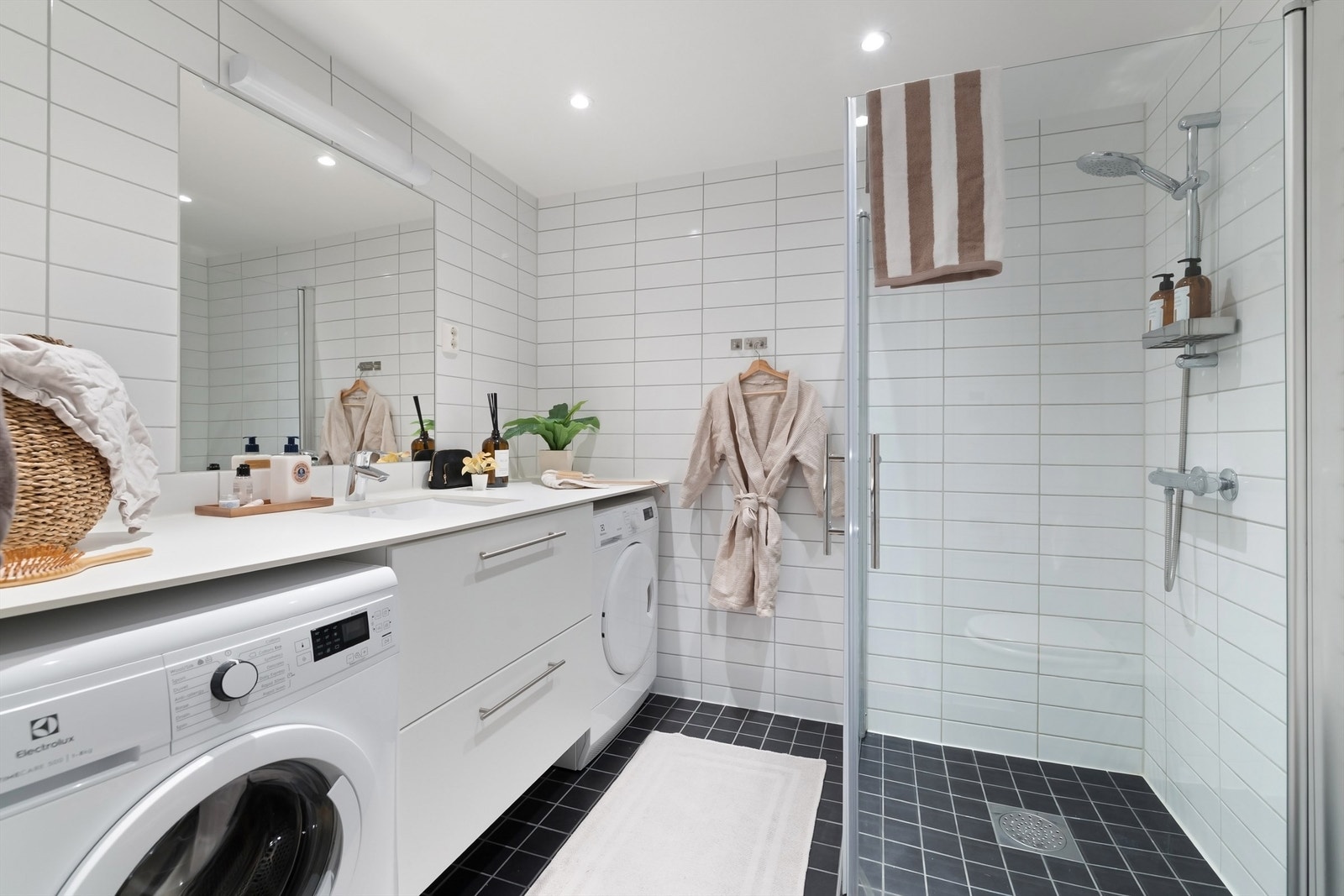 Bad 1 - Dusj på gulv med innfellbare glassdører. Dusjarmatur tilkoblet veggmontert hånddusj. Galleribilde