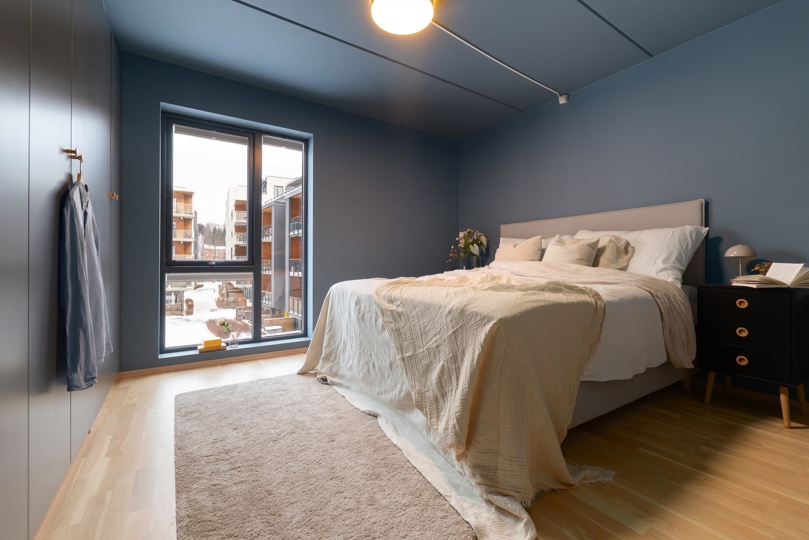 Flott hovedsoverom av god størrelse. Plass til dobbeltseng, nattbord på hver side. Galleribilde