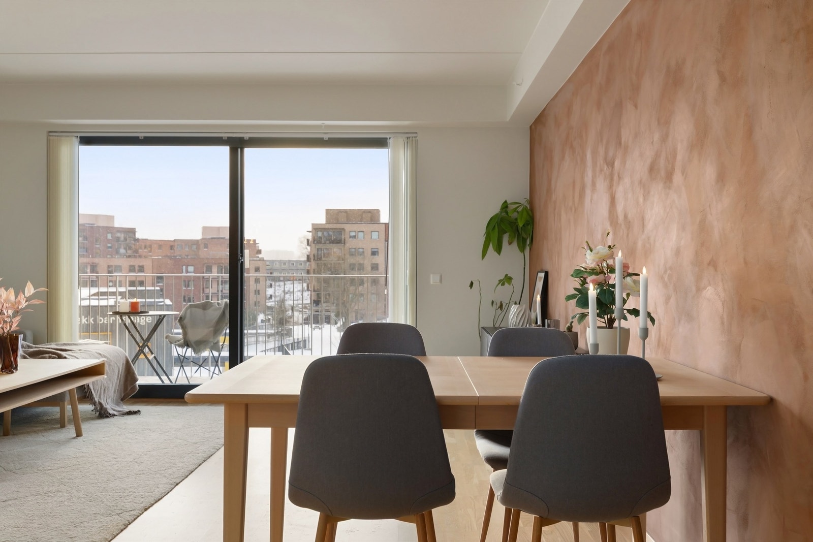 Gulvflater belagt med parkett. Vannbåren gulvvarme i entré og stue/kjøkken. Galleribilde