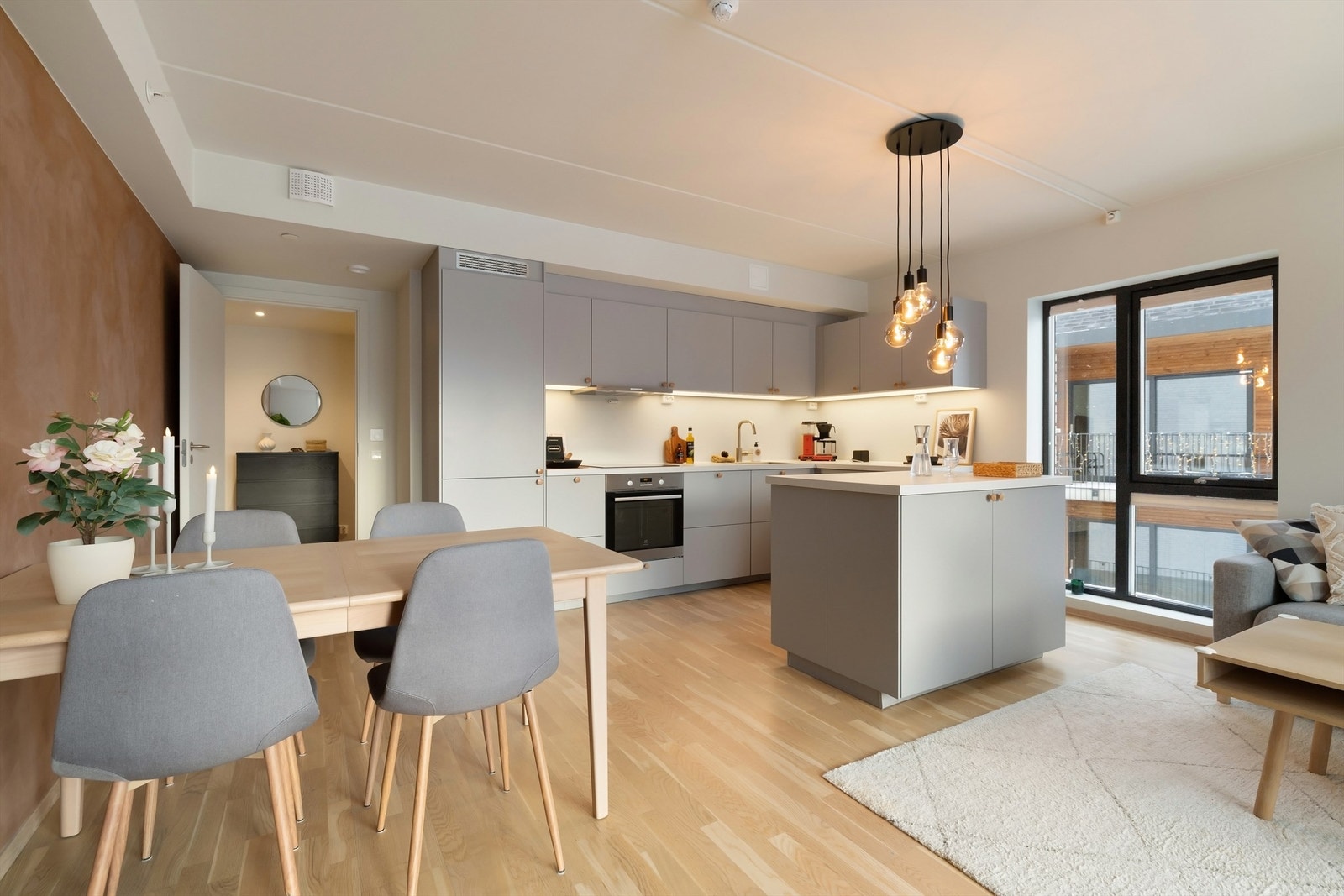 Åpen stue/kjøkken løsning med store vindusflater som gir gode mengder naturlig lys. Galleribilde