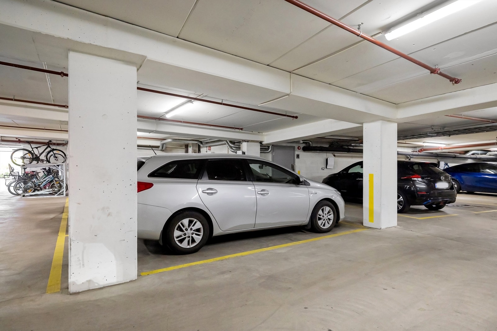 Garasjeplass i kjeller med elbil lader. Galleribilde