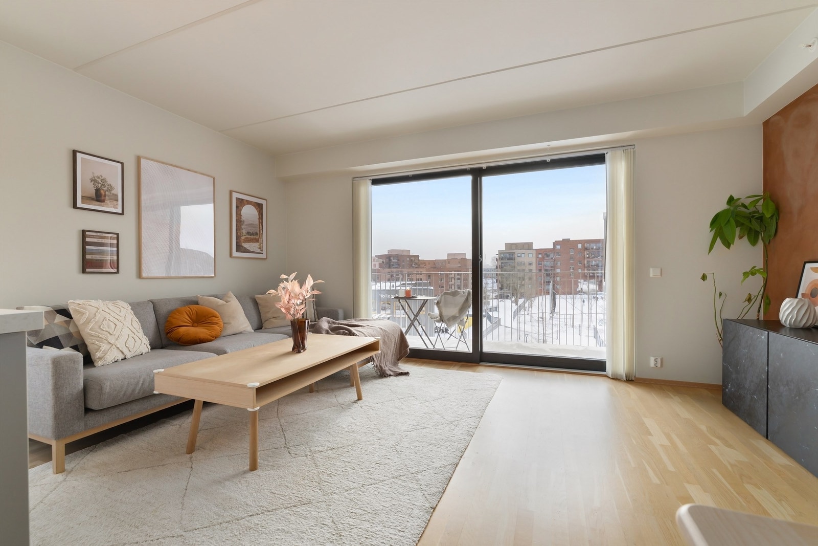 Utgang fra stue/kjøkken til balkong på 7 m². Galleribilde