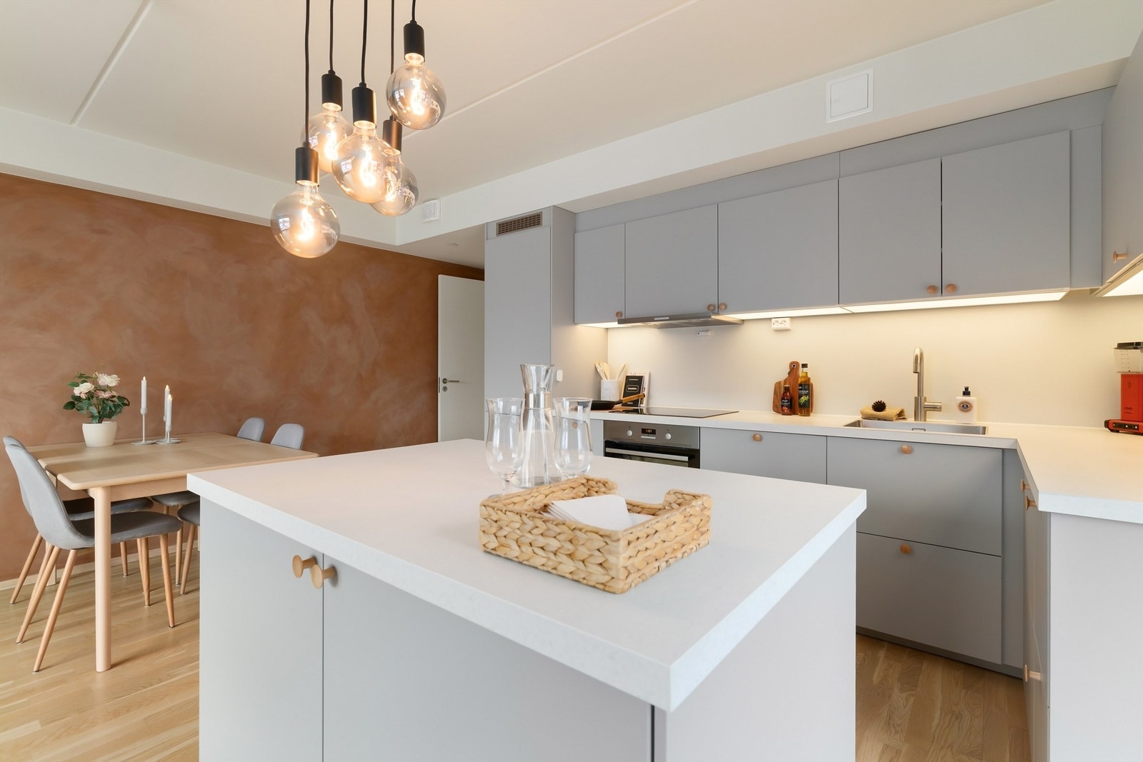 Benkeplater av laminat. Planlimt oppvaskkum i rustfritt stål med ett-greps armatur. Flott kjøkkenøy. Galleribilde