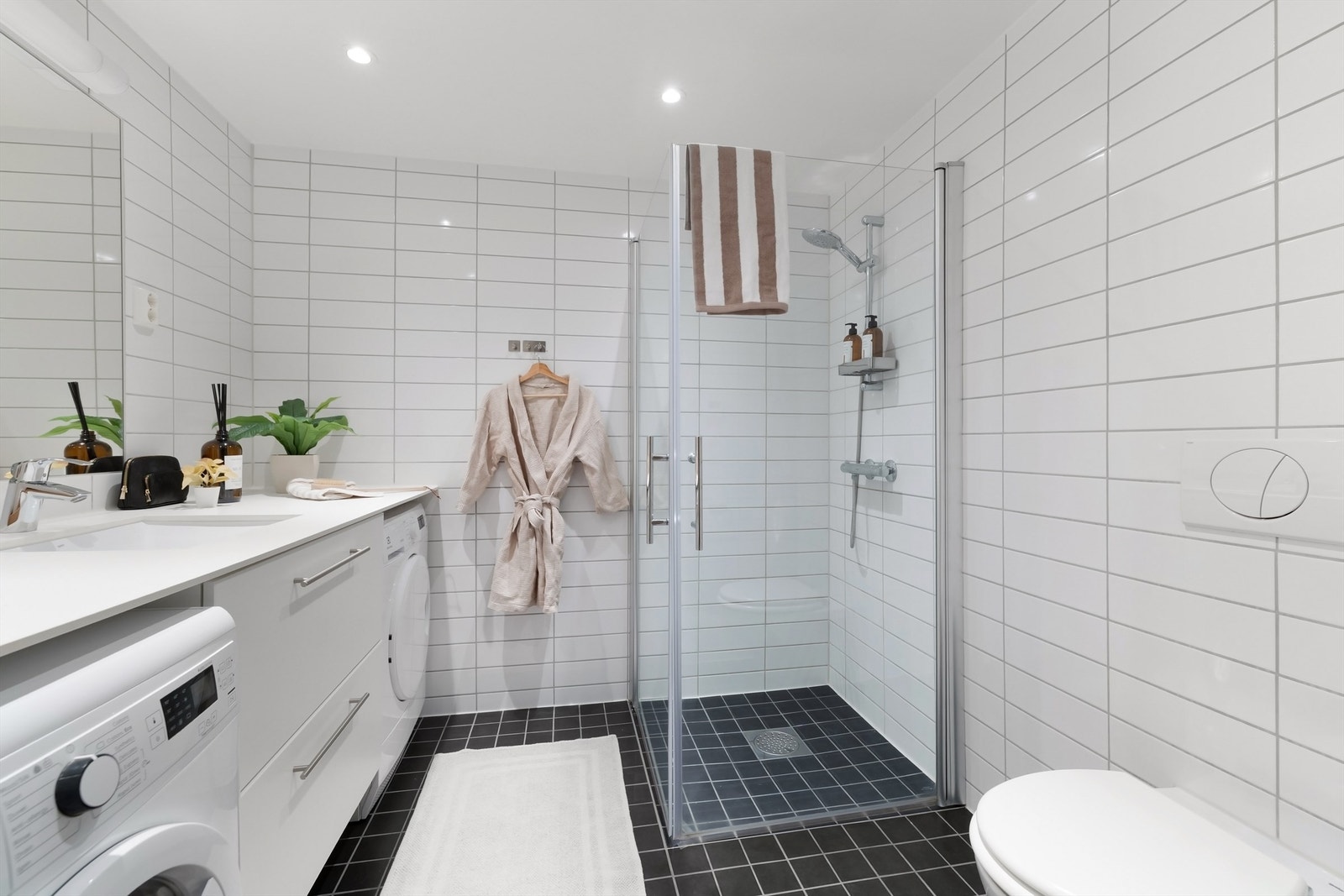 Bad 1 - Vegghengt toalett med innebygget sisterne. Avtrekksventil plassert i himling. Galleribilde