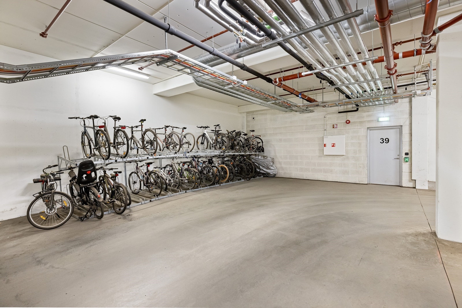 Sykkelstativ i garasjen. Galleribilde