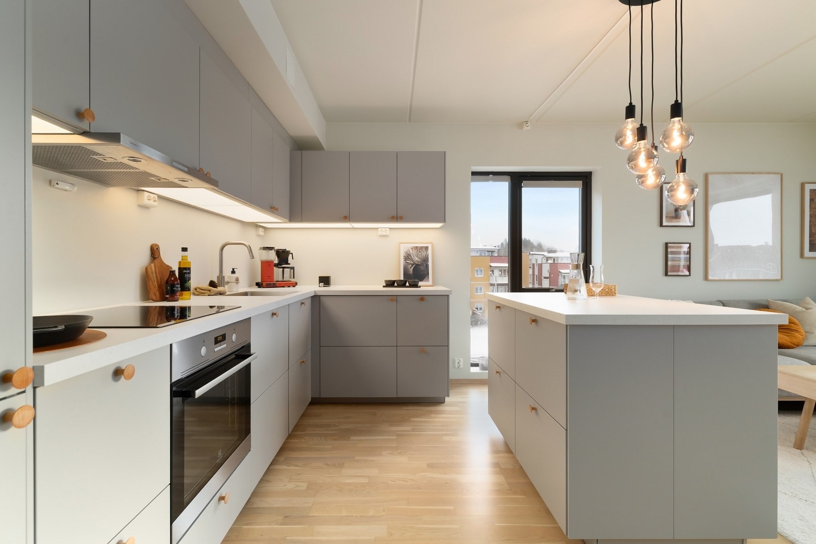 Ventilator i overskap tilkoblet avtrekkskanal. Vannrør av typen rør-i-rør. Synlige avløpsrør av plast. Lekkasjestopper plassert under oppvaskkum. Galleribilde