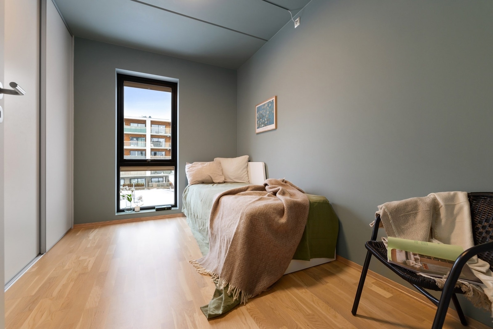 Soverom 3 - Passer også fint som barnerom, gjesterom eller kontor. Har i tillegg god plass i skyvedørsgarderobe. Galleribilde