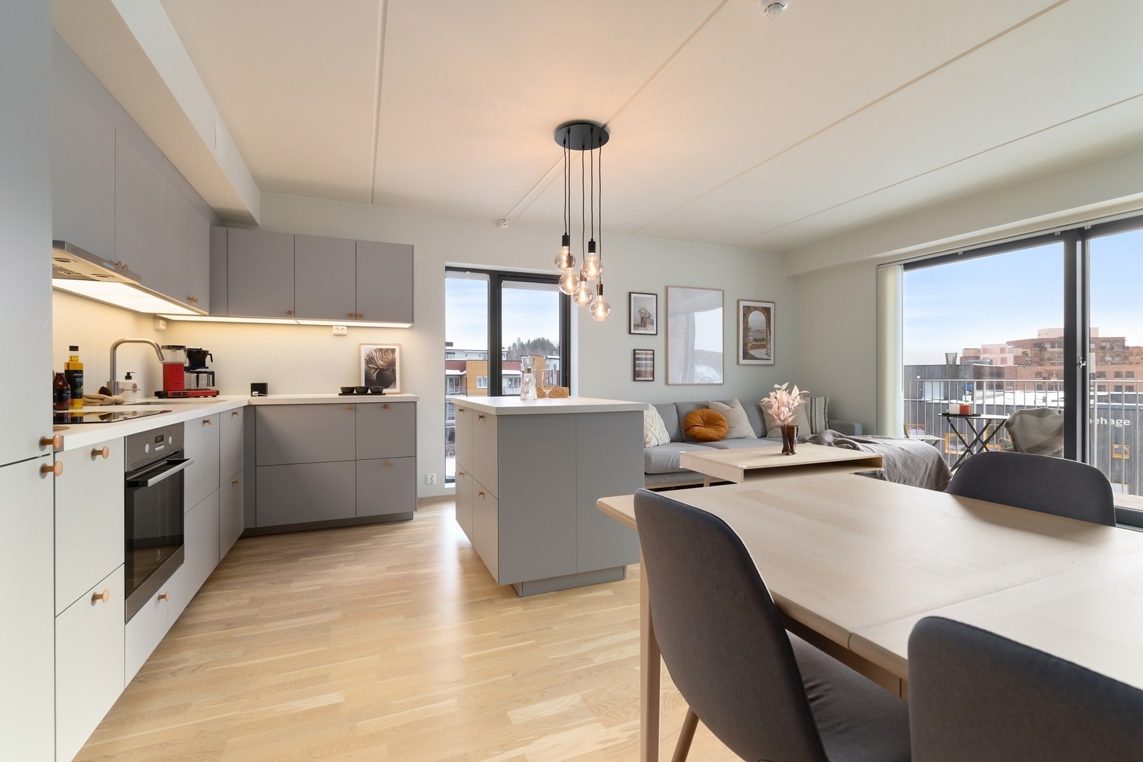 Flott kjøkken fra 2024 (komfyr og platetopp fra 2019) Galleribilde