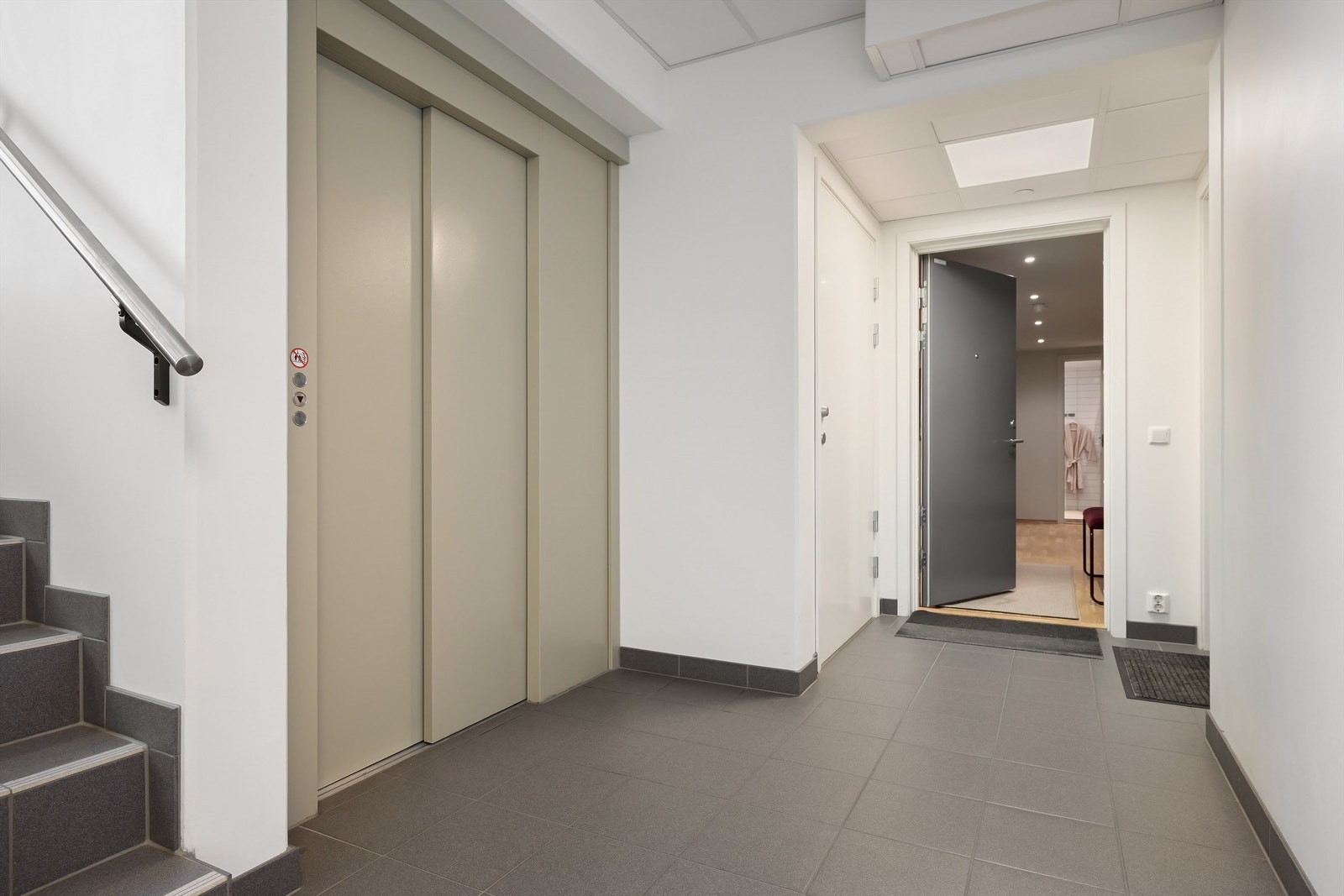 Heis direkte ned til garasje og utgang. Galleribilde